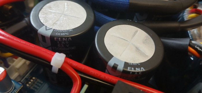 Audiolab 9000A конденсаторы.jpg