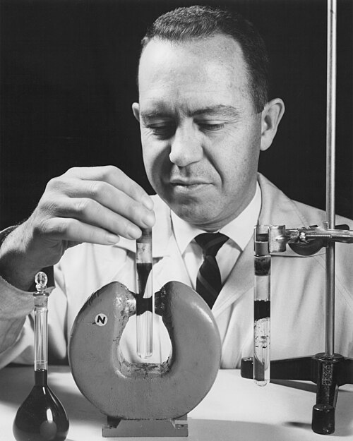 Steve_Papell_NASA_ferrofluid_developer_in_1963.JPG