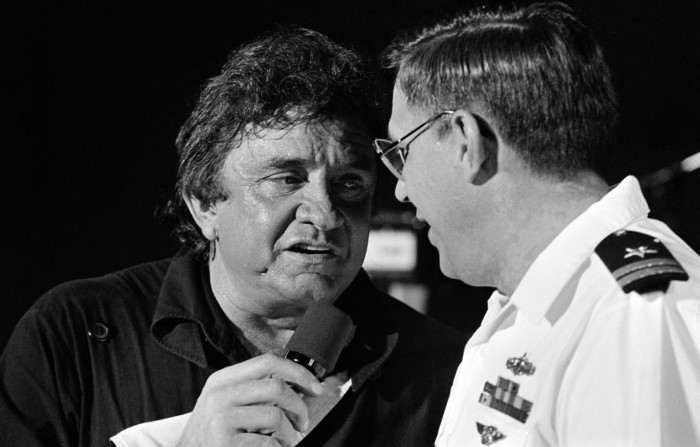 Johnny_Cash_sings_a_duet_with_a_Navy_lieutenant.jpg