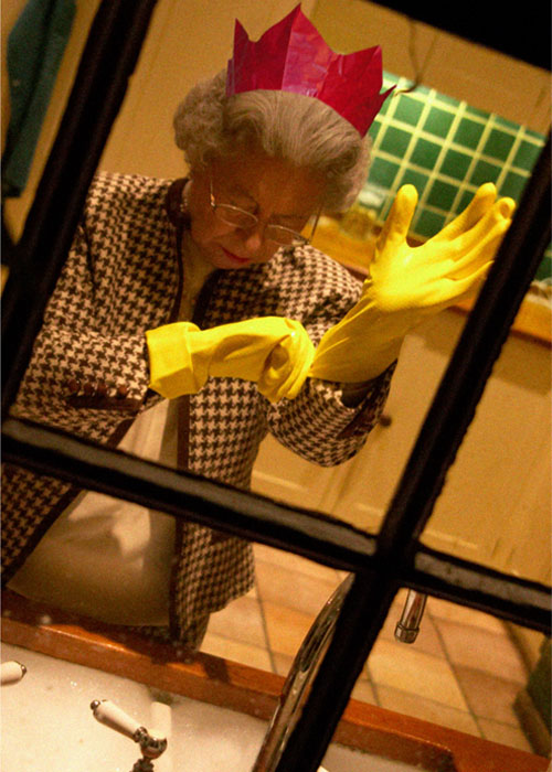 queen-washing-up2.jpg