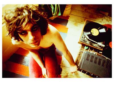 Syd_Barrett_with_record_player_1969_fs_0.jpg